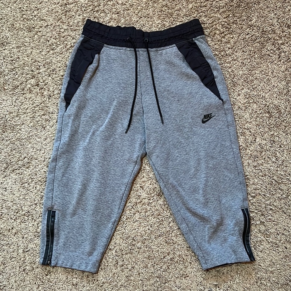 Nike Women’s Sportswear Tech Fleece Cropped Gray Pants